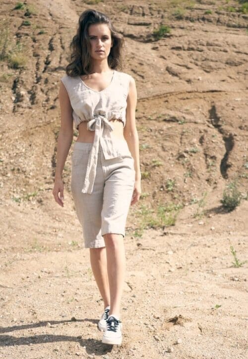 Trumpa lininė palaidinė sutraukiama apačioje su kaspinu