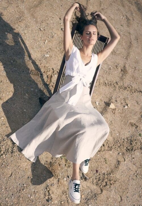 Trumpa balta lininė palaidinė sutraukiama apačioje su kaspinu