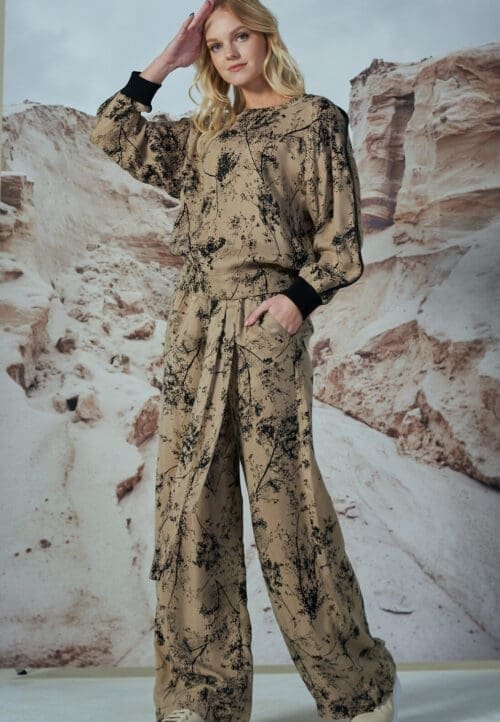 Printed trousers in a loose silhouette