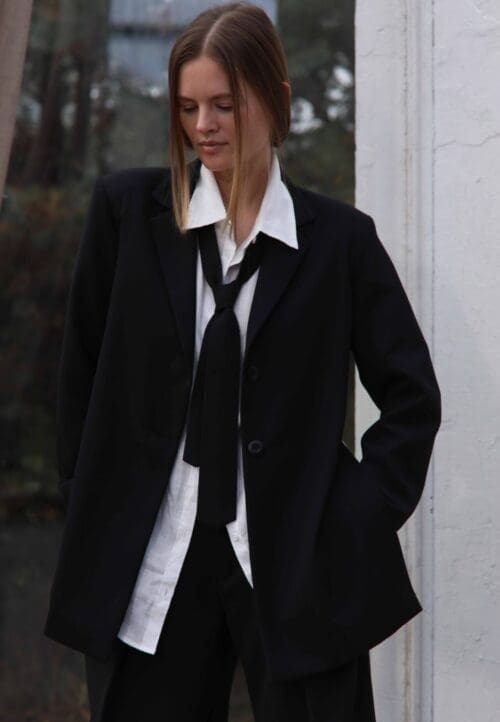 Black loose-fitting jacket