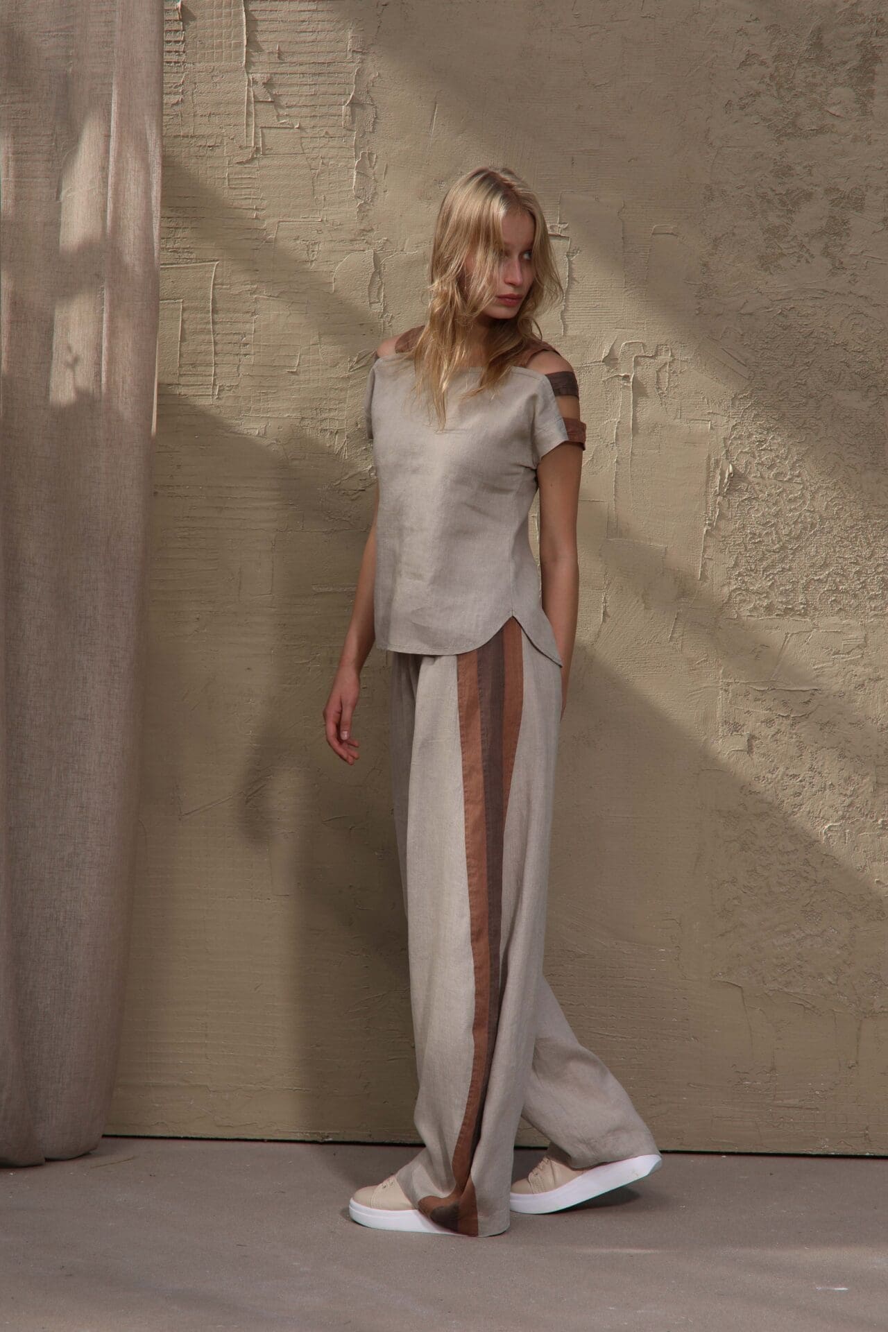 tiesios linines kelnes ant gumos